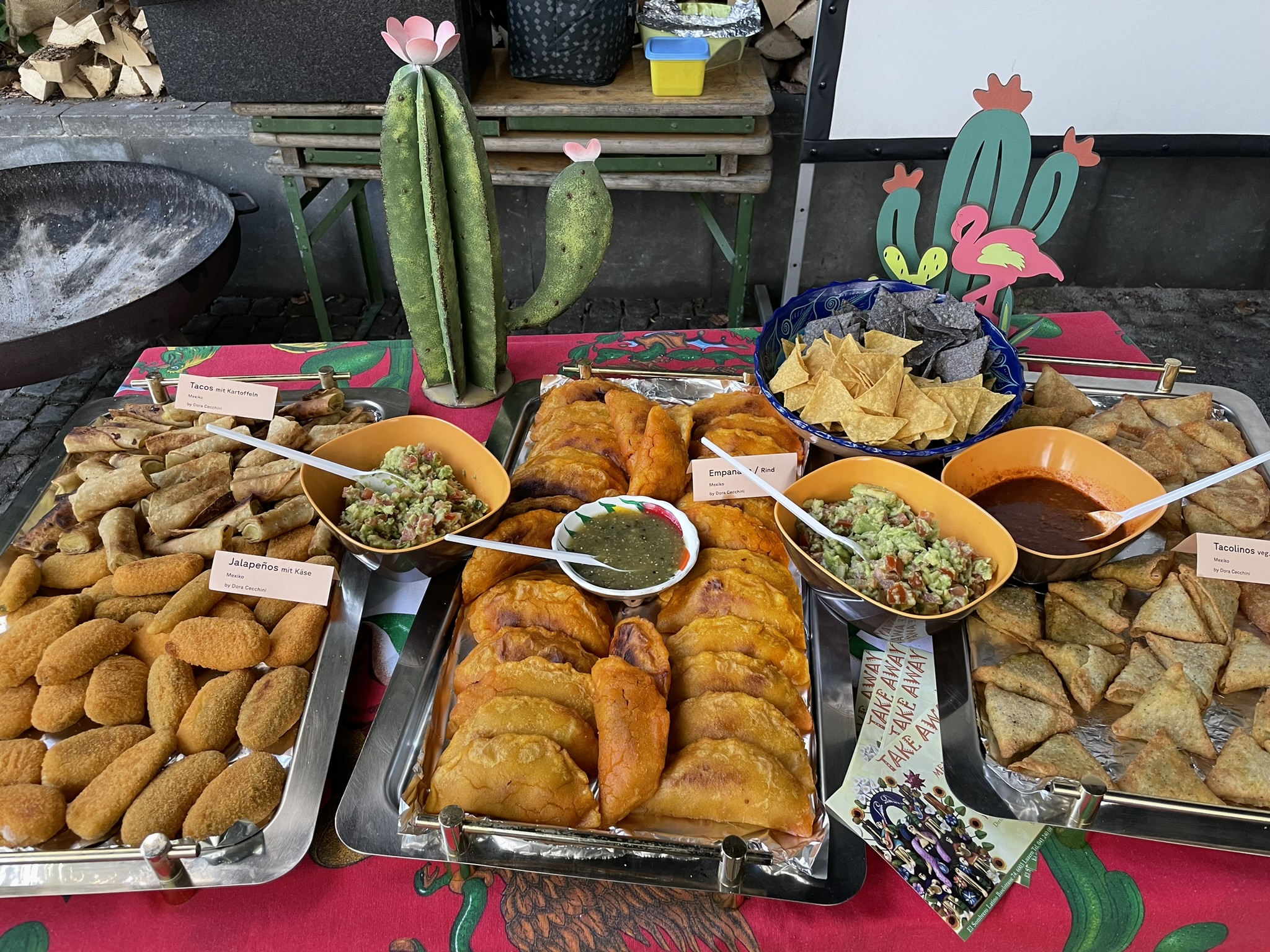 Buffet mit frittierten Spezialitäten, Salsas und Dips auf Platten