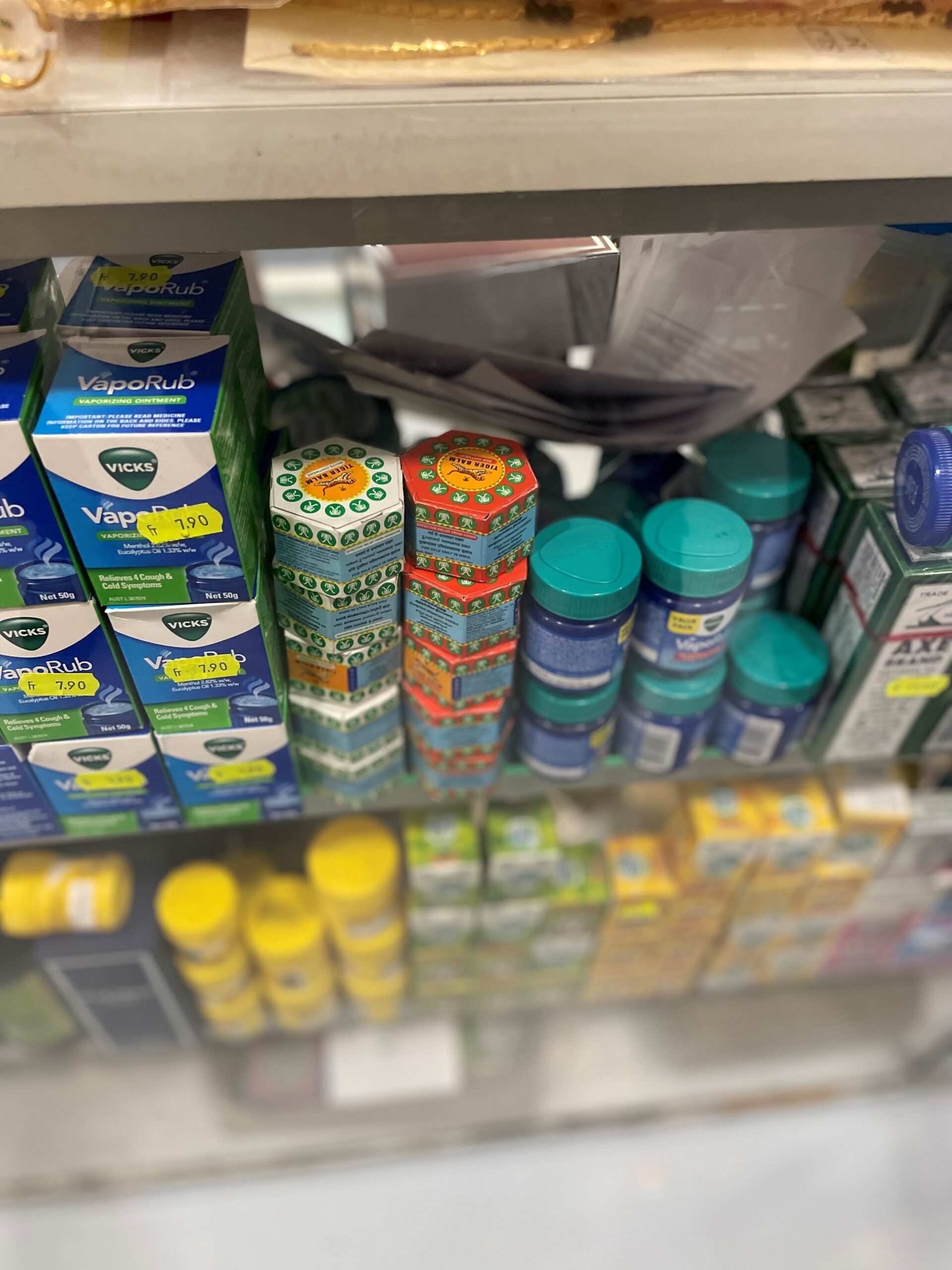 Regal mit Gewürzen, Salben und Haushaltsprodukten in einem Laden